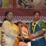छत्तीसगढ़ की शिल्पकार हीराबाई झरेका बघेल को राष्ट्रपति द्रौपदी मुर्मु ने राष्ट्रीय हस्तशिल्प पुरस्कार से किया सम्मानित