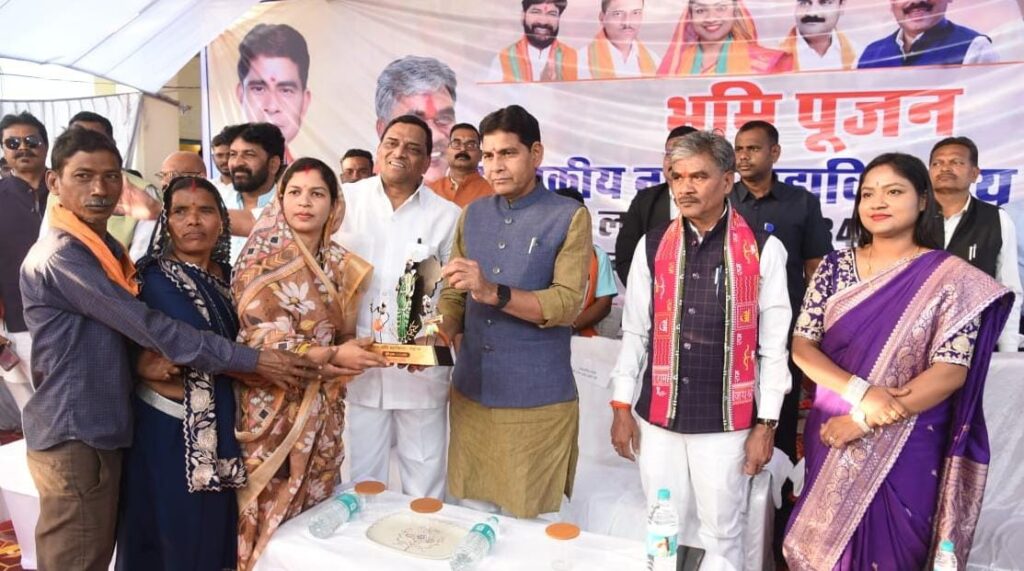 जीवन की सफलता केवल डिग्री लेने में नहीं,बल्कि संस्कृति एवं संस्कारों को अपनाकर जीवन जीने में-राजस्व मंत्री टंक राम वर्मा