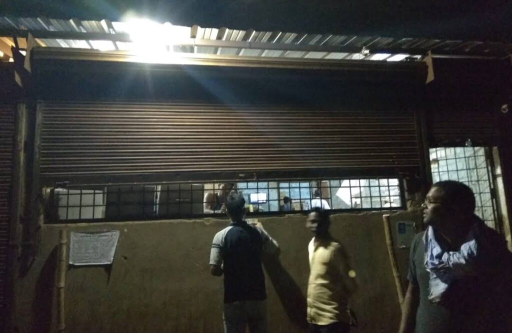 रायपुर जिले के अभनपुर और नवापारा शराब दुकानों में धड़ल्ले से कोचियों को दी जा रही शराब