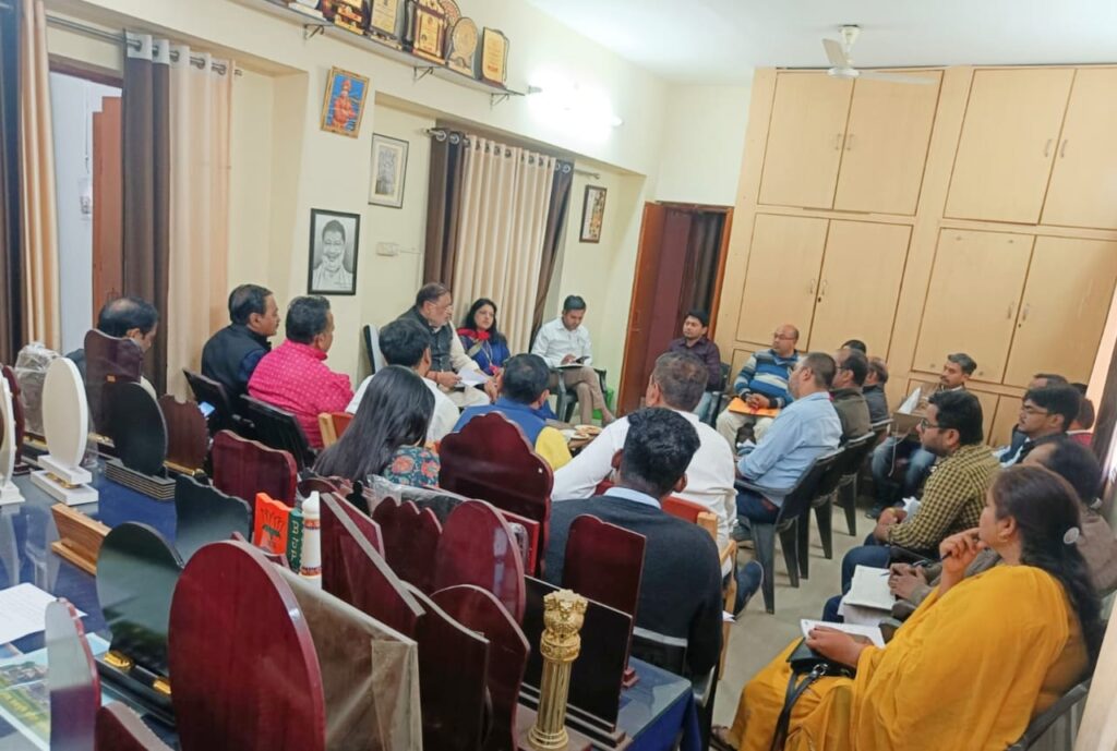 विकास कार्याें को समय सीमा में पूर्ण करें – विधायक सुनील सोनी<br>विधायक ने ली विधायक निधि, आंगनबाड़ी केन्द्रों के निर्माण की समीक्षा बैठक