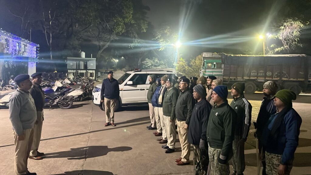 बड़ी संख्या में पुलिस बल के साथ की गई काम्बिंग गश्त,काम्बिंग&nbsp; गश्त के दौरान 24 स्थायी एवं 40 फरार वारिण्टयों को किया गया गिरफ्तार