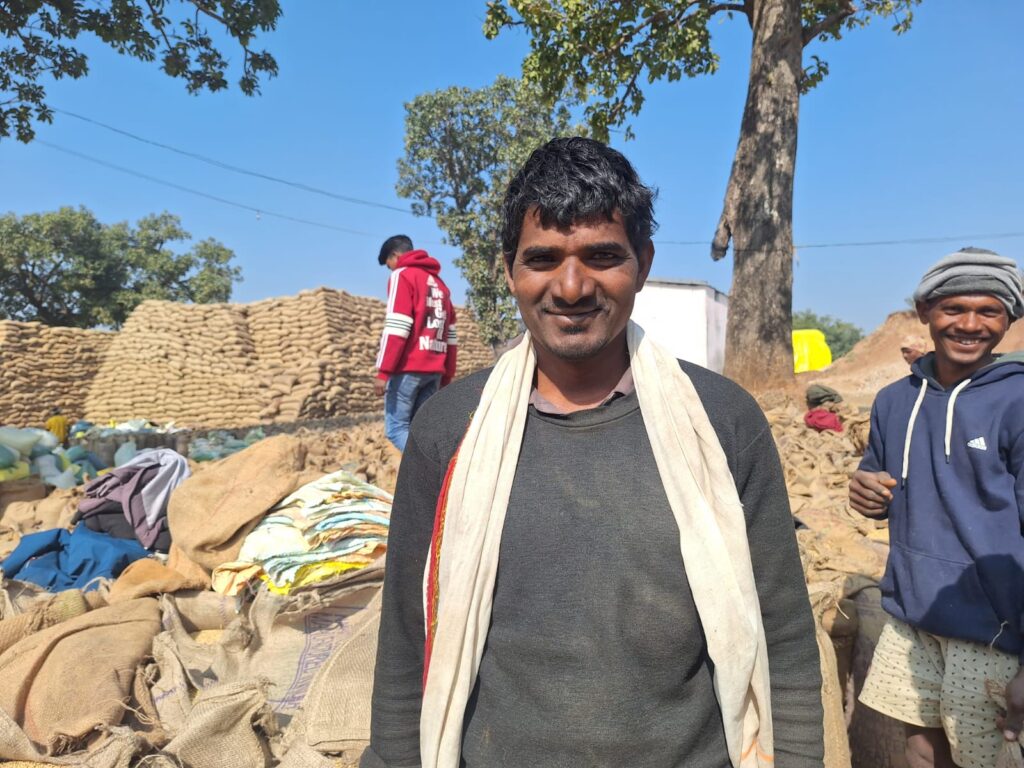 मोहन खेती में निवेश कर बढ़ा रहे उत्पादन,समर्थन मूल्य पर धान खरीदी से किसानों को राहत