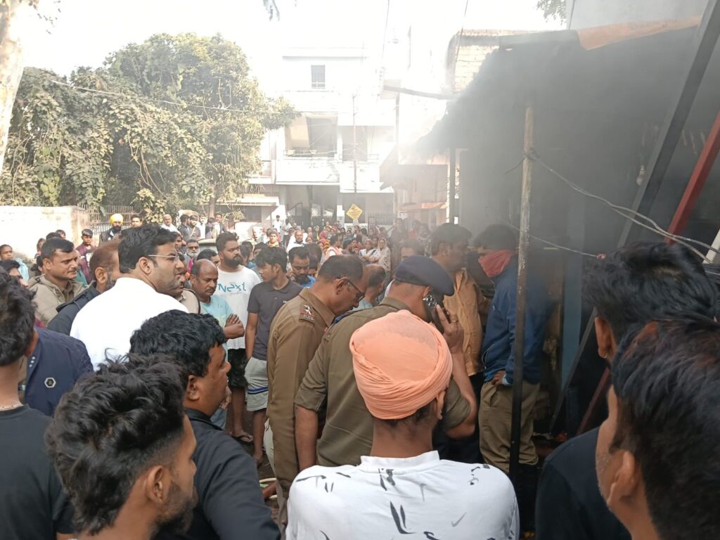 दर्दनाक हादसा: बुजुर्ग की आग लगने से हुई मौत,इलाके में लोगों में भारी आक्रोश