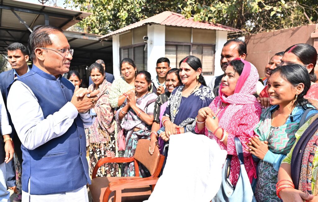 मुख्यमंत्री विष्णु देव साय ने बस्तर संभाग के पंचायत प्रतिनिधियों को महाराष्ट्र अध्ययन भ्रमण के लिए किया रवाना