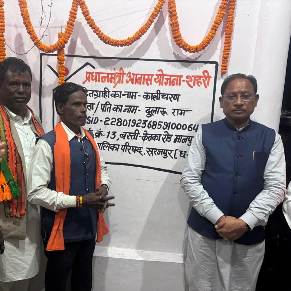 पक्का घर, पक्का सम्मान:जहाँ योजना ज़मीन पर उतरी: मुख्यमंत्री ने हितग्राही के घर बैठकर सुनी बदलाव की कहानी
