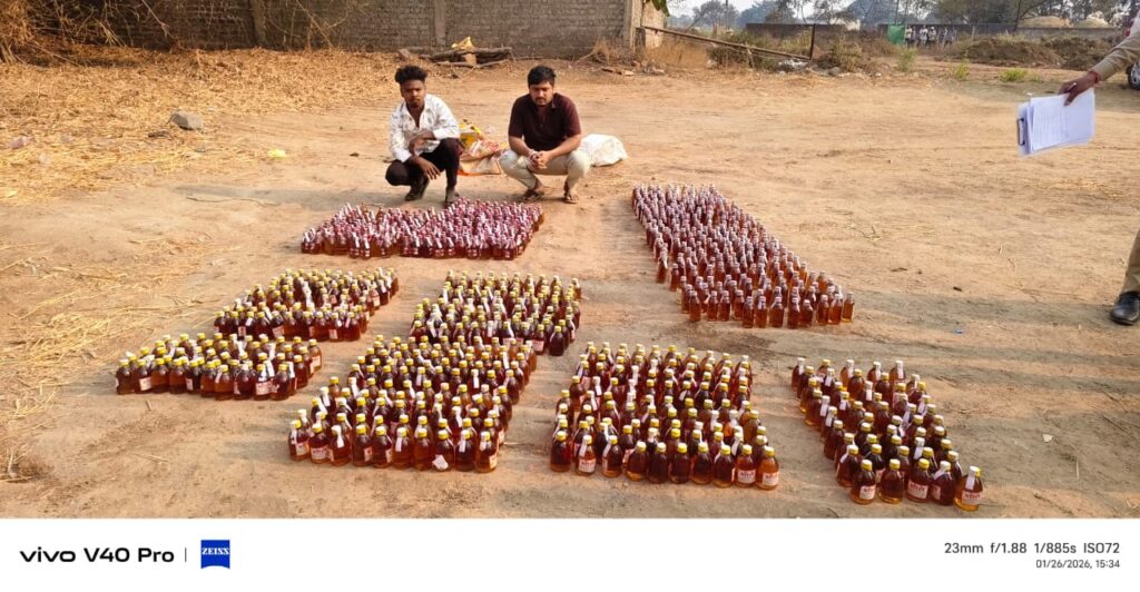 खरोरा में 1008 पौवा अवैध शराब के साथ 3 तस्कर गिरफ्तार; खलिहान में बनाया था ‘शराब गोदाम’