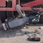 खड़े ट्रक के पीछे अनियंत्रित होकर मोटरसाइकिल घुसी, तीन की मौत