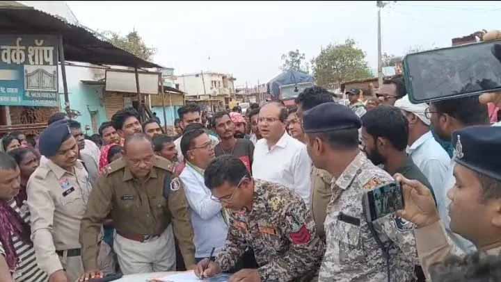 देशी शराब के साथ पकड़ाए आरोपी ने लगाई फांसी, परिजनों ने पुलिस पर लगाया प्रताड़ना का आरोप, विरोध प्रदर्शन