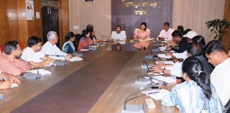 राजस्व मामलों के निपटारे में तेजी लाएं अधिकारी : जिला कलेक्टर की सख्त हिदायत