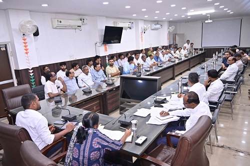 धान उठाव एवं मिलिंग कार्य में तेजी लाने कलेक्टर ने की राइस मिलर्स के साथ समीक्षा बैठक