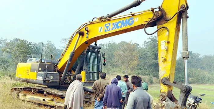 रायगढ़ जिले के इस इलाके में माफिया चला रहे हैं समानांतर कोयला खदान, प्रशासन की छापेमारी में पोकलेन मशीन जब्त