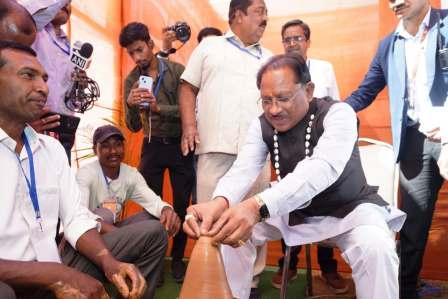 मुख्यमंत्री साय ने चाक पर गढ़ा दीया’ : ’सरगुजा विकास प्राधिकरण की बैठक में दिखा माटी से जुड़ाव