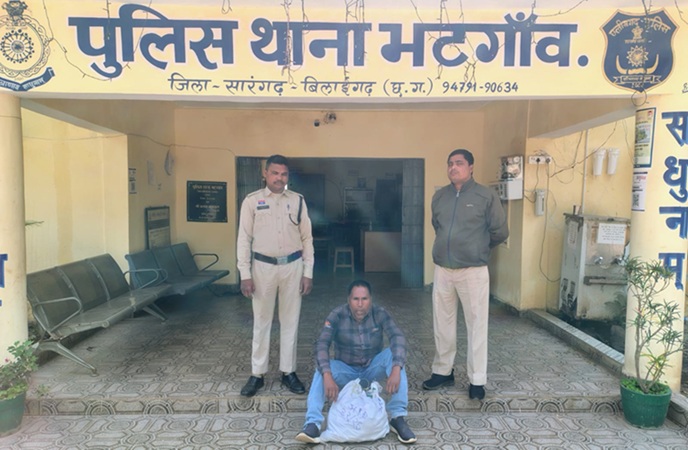 भटगांव पुलिस की सख्त कार्रवाई, झूमरपाली में शराब कोचिया गिरफ्तार