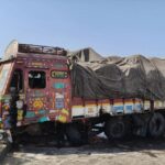 डिवाइडर और ट्रेलर से टकराया ट्रक, कई घंटे लगा रहा जाम