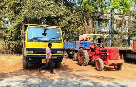 अवैध परिवहन करते पाए जाने पर 6 वाहन जब्त