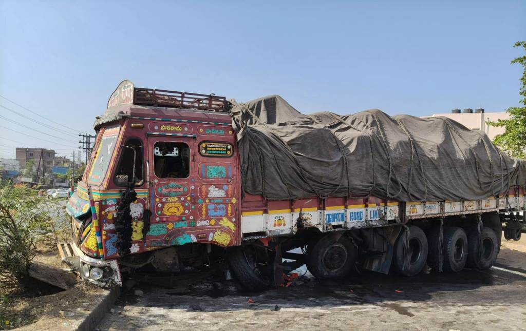 डिवाइडर और ट्रेलर से टकराया ट्रक, कई घंटे लगा रहा जाम