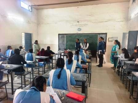 कलेक्टर ने परीक्षा केन्द्रों का किया आकस्मिक निरीक्षण
