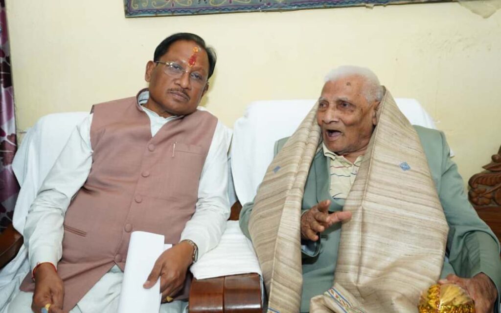 मुख्यमंत्री साय ने लोकतंत्र सेनानी से की मुलाकात