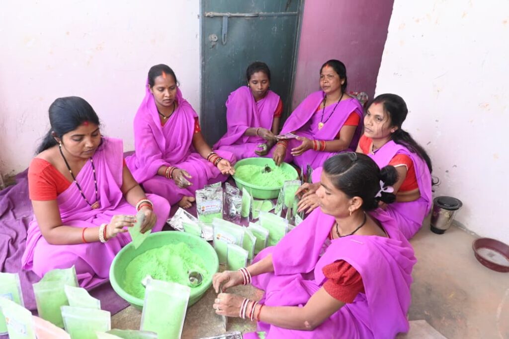 समूह की महिलाएं पलास, चुकंदर व पालक के पत्तों से बना रही हर्बल गुलाल