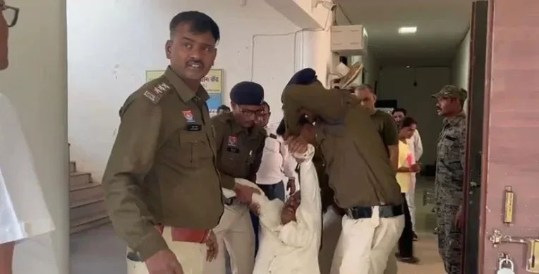 कलेक्टरेट परिसर में एक शख्स ने मिटटी तेल डालकर की आत्मदाह की कोशिश