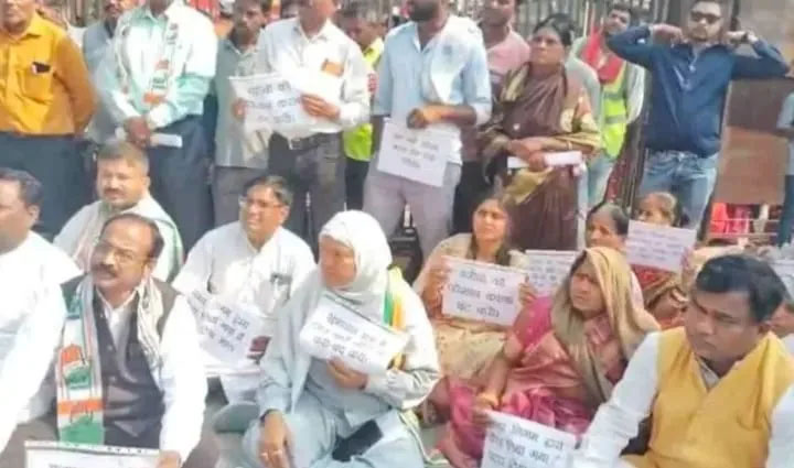 नगर निगम की सामान्य सभा में हंगामे के बाद कांग्रेसियों ने किया सड़क जाम