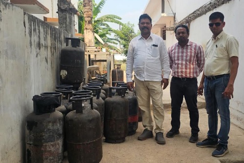 गैस सिलेंडरों की कालाबाजारी पर प्रशासन सख्त, होटल संचालक पर मामला दर्ज