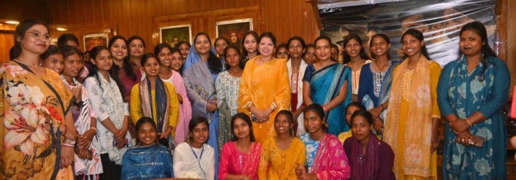 मंत्री लक्ष्मी राजवाड़े ने 600 छात्राओं को दिखाई द केरल स्टोरी 2