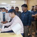 कमिश्नर बस्तर और कलेक्टर ने मेडिकल कॉलेज हॉस्पिटल में हेल्थ एटीएम का लिया जायजा