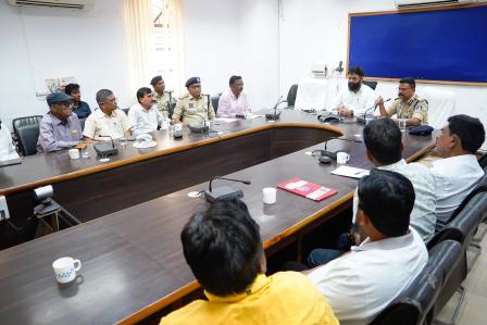 लापरवाही और नियम उल्लंघन पर संबंधित बस ऑपरेटरों के विरुद्ध होगी कार्रवाई : कलेक्टर व्यास