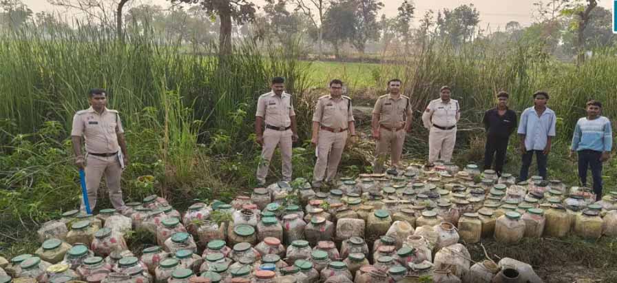 रेलवे ट्रैक के करीब शराब की भट्ठी‌‌‌! नाले में मिला 6 टन, 300 डिब्बों में भरा महुआ लहान का जखीरा