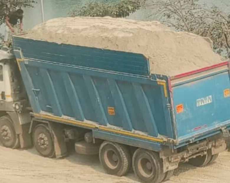 बिजली कारखाने की राख ढोने वाले ओवरलोड डंपरों से बढ़ा खतरा, जिला प्रशासन की चुप्पी पर उठ रहे सवाल​