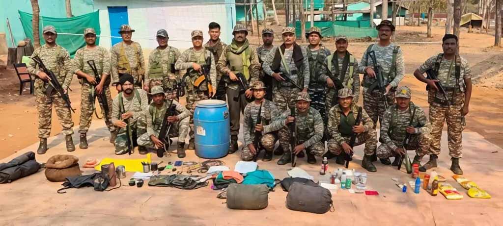 नक्सलियों द्वारा छिपाकर रखे गए कई विस्फोटक सामग्री बरामद