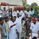 रसोई गैस की कीमत बढ़ी, खाली सिलेंडर लेकर कांग्रेसी सड़क पर उतरे, जताया आक्रोश