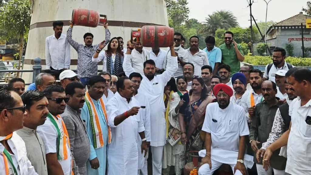 रसोई गैस की कीमत बढ़ी, खाली सिलेंडर लेकर कांग्रेसी सड़क पर उतरे, जताया आक्रोश