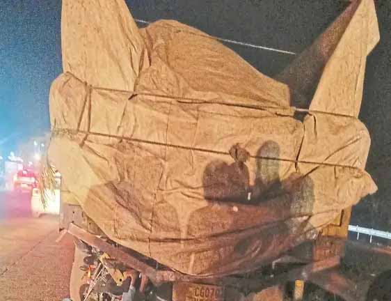 खड़ी ट्रक से मोटरसाइकिल टकराई, तीन युवकों की मौत