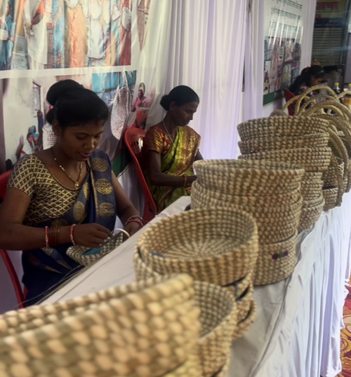 पारंपरिक हस्तशिल्प उत्पाद बना महिलाओं की आजीविका का साधन