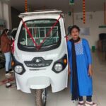 दिव्यांग सायरा बानो ई-रिक्शा चलाकर बनीं आत्मनिर्भरता की मिसाल