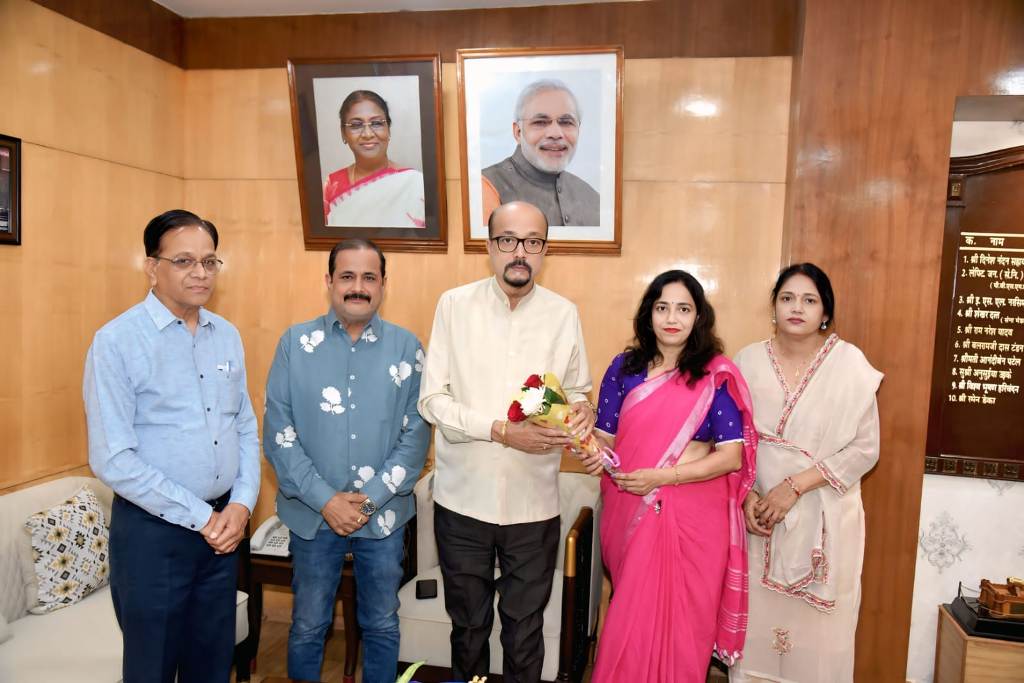 अंतरराष्ट्रीय महिला दिवस पर राज्यपाल ने स्मिता सिंह को सम्मानित किया