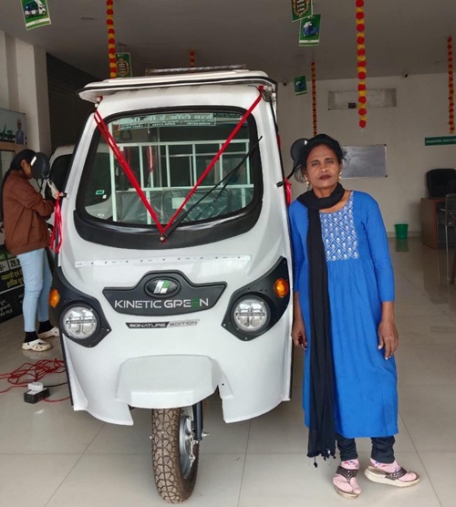 दिव्यांग सायरा बानो ई-रिक्शा चलाकर बनीं आत्मनिर्भरता की मिसाल