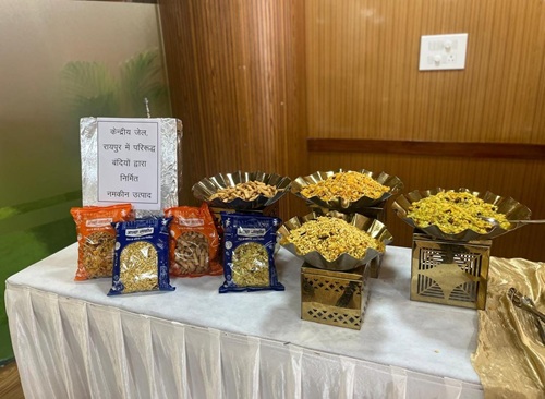 केन्द्रीय जेल रायपुर के बंदियों के बनाए नमकीन उत्पादों का विधानसभा सदस्यों ने लिया आनंद