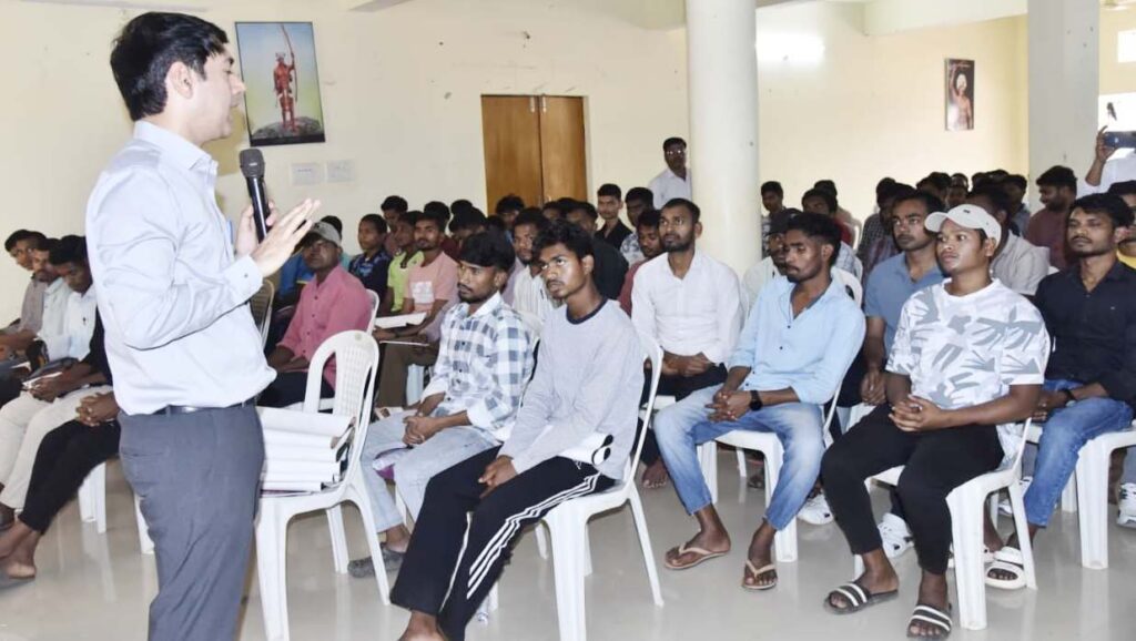 वर्दी का अपना क्रेज और सम्मान है, शारीरिक विकास के साथ देश सेवा का अवसर : कलेक्टर छिकारा