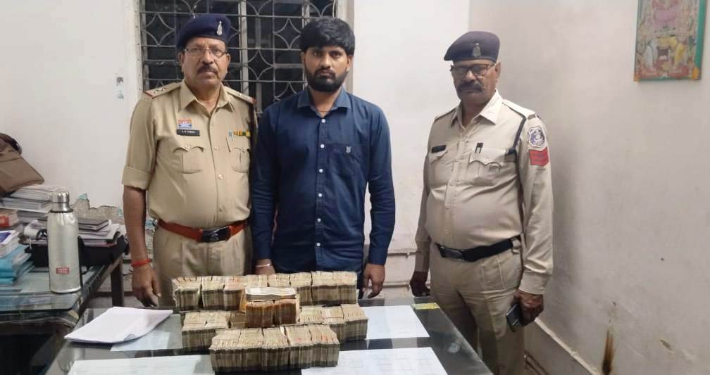 स्कूटर से बरामद हुए 75 लाख नकद