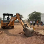 भाठागांव के शंकरा विहार में अवैध प्लाटिंग पर चला निगम का बुलडोजर
