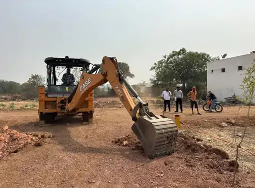 भाठागांव के शंकरा विहार में अवैध प्लाटिंग पर चला निगम का बुलडोजर