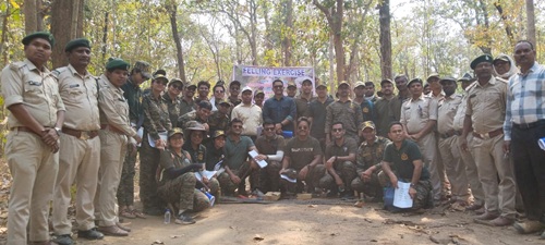 प्रशिक्षु आईएफएस अधिकारियों ने लघु वनोपजों से उत्पाद बनाने की प्रक्रिया देखी