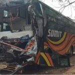 लकड़ी से लदी ट्रक और यात्री बस की जोरदार टक्कर में 7 यात्री घायल