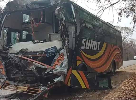 लकड़ी से लदी ट्रक और यात्री बस की जोरदार टक्कर में 7 यात्री घायल