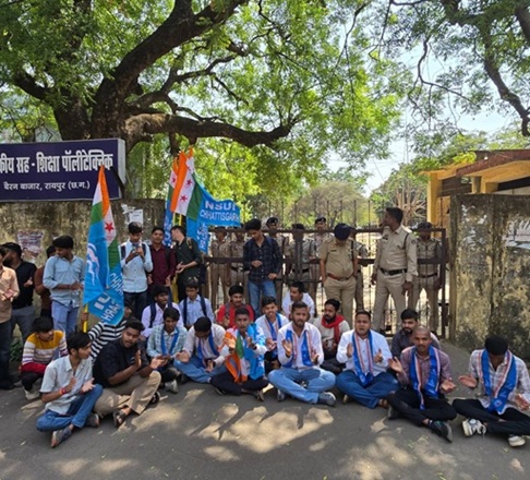 पॉलिटेक्निक कॉलेज में NSUI का प्रदर्शन, छात्रों की समस्याओं को लेकर घेराव