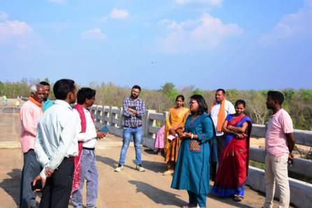 कलेक्टर ने निर्माणाधीन सड़क व पुल का किया निरीक्षण