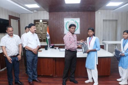 “उत्कृष्ट प्रदर्शन कर जिले का नाम रोशन करें” : कलेक्टर